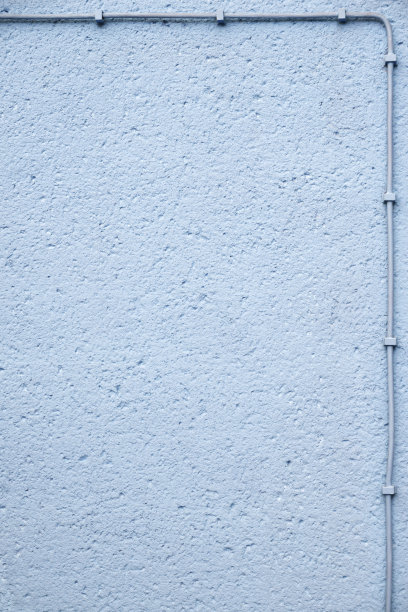 浅蓝色粗糙抹灰墙，带有电缆图片下载