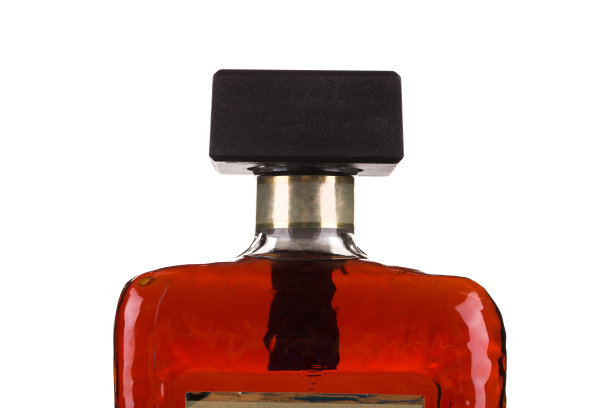 在瓶盖上加白兰地。图片下载