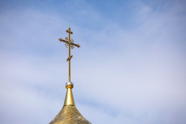 金色的圆顶和东正教堂的十字架映衬着蓝天白云。图片下载