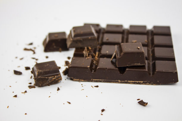 巧克力糖果。在白色孤立背景下的巧克力糖果设计。空间的文本图片下载