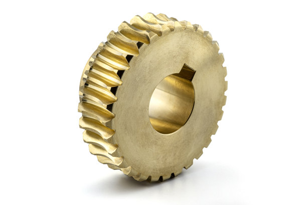 一个新的闪光铜齿轮的微距照片，孤立在白色背景。图片下载