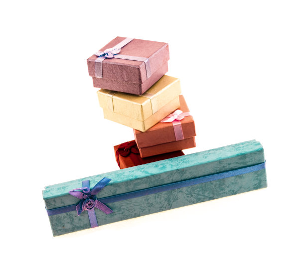 一套长长的绿色礼物和一堆白色背景上红色和粉红色的方形礼品盒图片下载