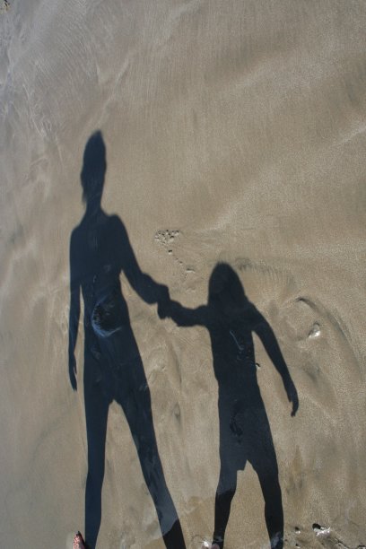 一个女人和一个孩子的影子图片下载