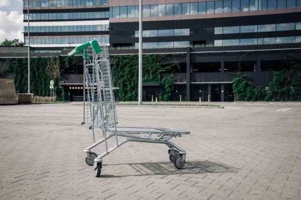 电车购物。清空超市停车场的购物车。这是购物家庭用品、零食或建筑材料的时间。图片下载