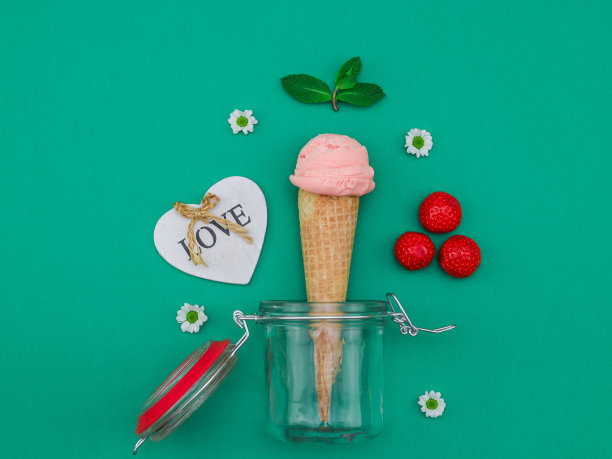 自制草莓冰淇淋加薄荷。图片下载