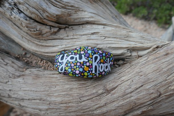 善良的岩石上画着你岩石的信息坐在干木头上图片下载