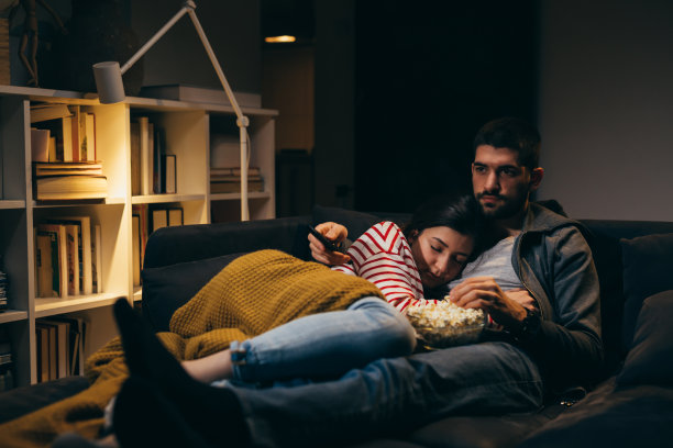 年轻夫妇在家图片下载