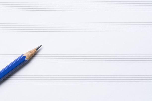 把铅笔放在桌子上的乐谱上图片下载