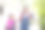 孩子们背着帆布背包在学校附近的公园里跳来跳去。学生们带着书和书包在户外图片下载