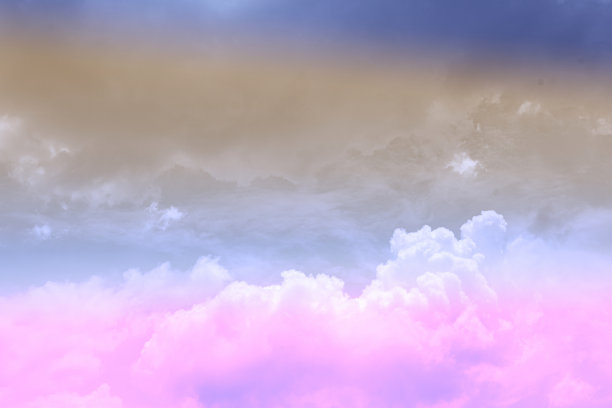 美与天空中蓬松的云朵形成鲜明的对比。多色彩虹图像。抽象幻想生长甜蜜的光图片下载