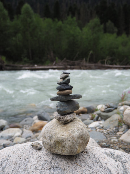 石平衡近山河，宁静宁静概念图片下载
