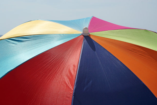 在泰国普吉岛的沙滩上，靠近彩色伞海滩图片下载