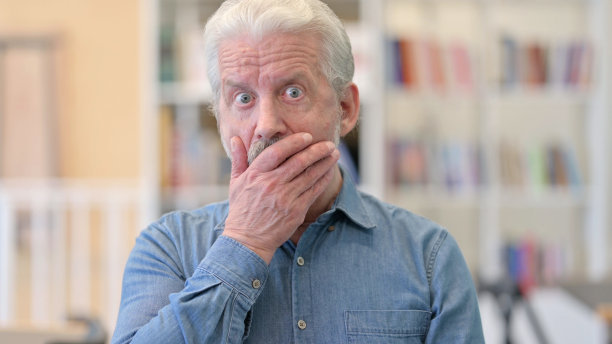 沮丧的老男人感到震惊图片下载