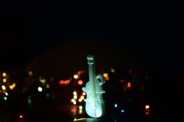 白色塑料玩具吉他孤立物照片图片下载