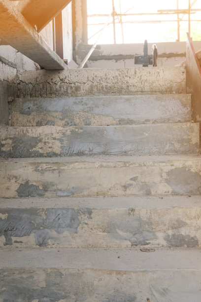 新屋结构的台阶混凝土采用轻质水泥砖和白色过梁抹灰进行现场加固。图片下载