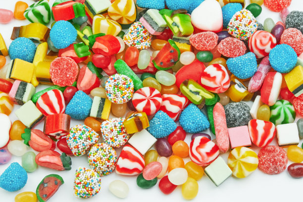 白色背景上的彩色软糖。节日的背景。图片下载
