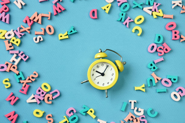许多彩色的字母和闹钟。回到学校。学校学习，教阅读。图片下载
