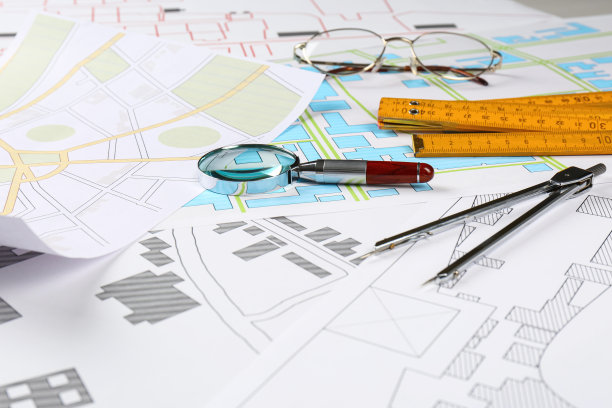 办公文具，放大镜和建筑物的地籍地图上的折尺图片下载
