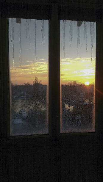 透过窗户看到塞纳河和埃菲尔铁塔的巴黎日落图片下载