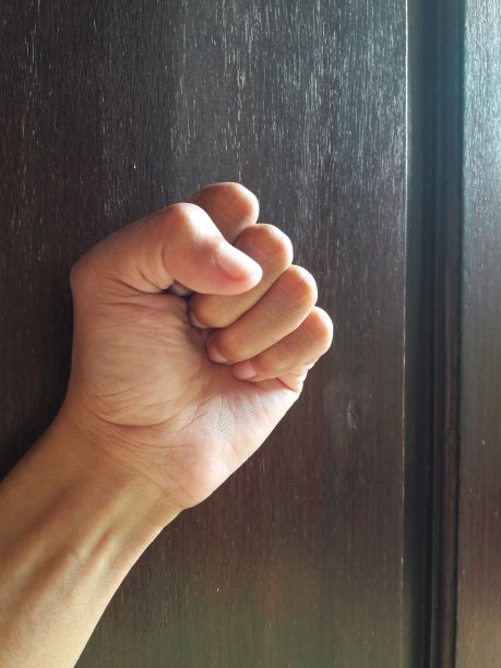 木制背景上的拳头照片图片下载