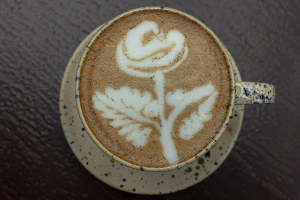 在咖啡饮料的牛奶泡沫上画花图片下载