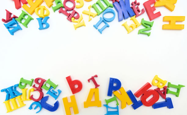 多彩的随机放置字母的俄罗斯字母表与地方为文本图片下载