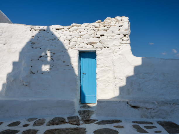 希腊村庄的传统庭院入口。传统建筑。照片作为墙纸。图片下载