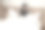 年轻的亚洲女性躺在床上用耳机听音乐或用手机看社交媒体网络休息放松时间图片下载