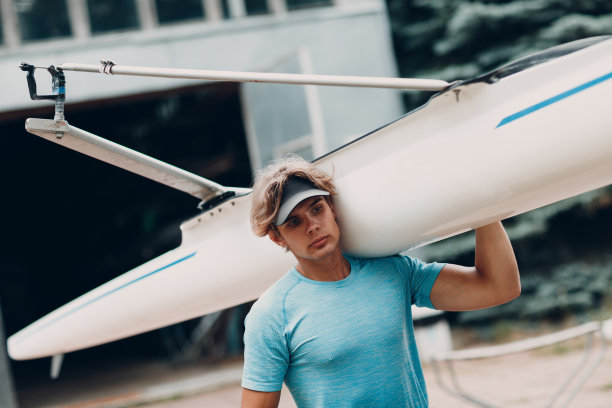 运动员单人划艇运动员准备与船比赛图片下载