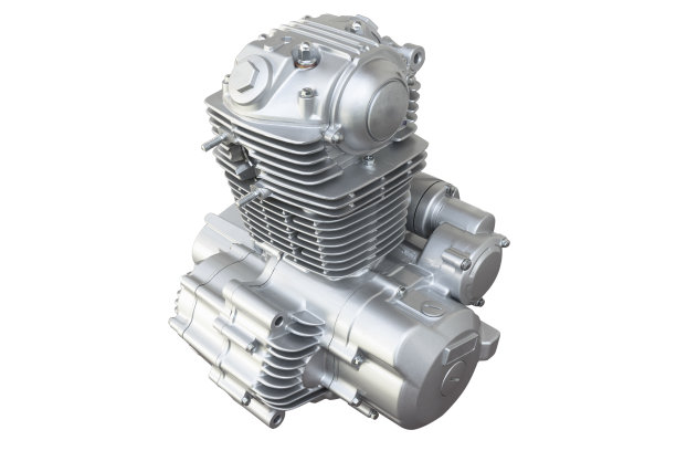 摩托车发动机被隔离在白色背景上。摩托车、雪地车或全地形车用风冷内燃机。银色引擎靠近。孤立的引擎图片下载