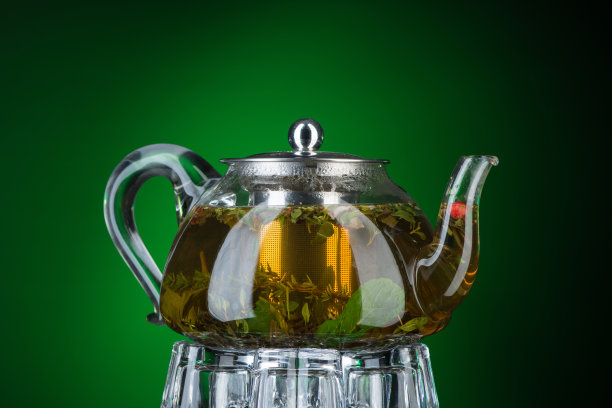 透明茶壶里的薄荷茶图片下载