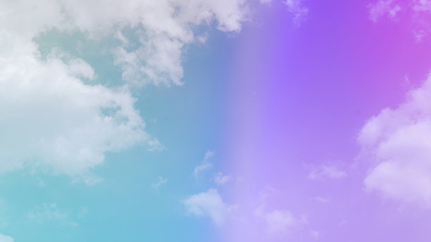 美丽抽象甜美粉彩柔和的半蓝色和紫色天空上蓬松的云。多色彩虹图像。幻想越来越轻图片下载