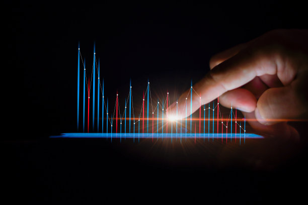 男性双手触摸智能手机屏幕和股票图表图片下载