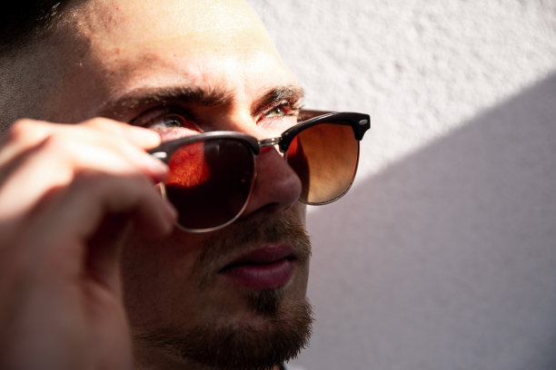 一个年轻英俊的男人在公园里散步图片下载