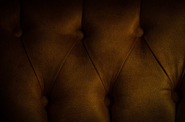深色自然奢华真皮沙发纹理背景褪色的光。长时间曝光拍摄图片下载