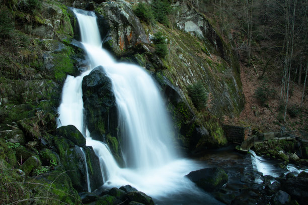 德国特里伯格惊人的瀑布。黑森林中心的奇妙自然。史诗般的长曝光照片，看起来水都结冰了。德国美丽的风景图片下载