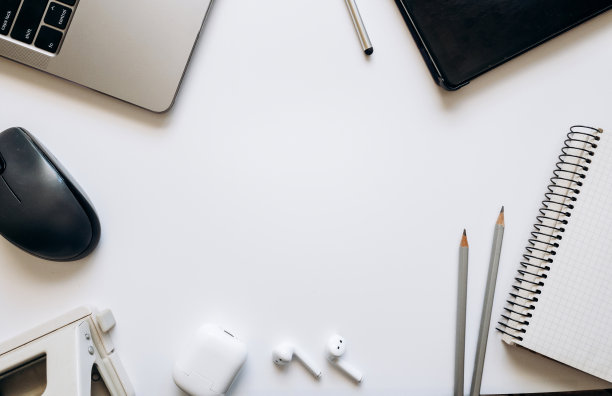 以教育或工作为主题，用记事本、钢笔、笔记本电脑、鼠标、文件夹、打孔机、耳机、铅笔在白色背景上布局图片下载