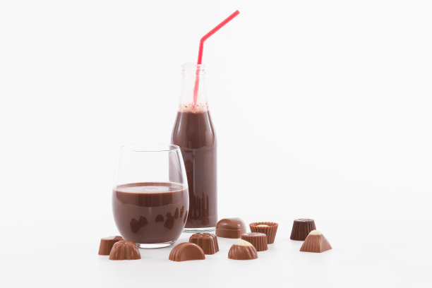 诱人的一杯和一瓶巧克力奶昔搭配各种巧克力糖果:选择性的焦点图片下载