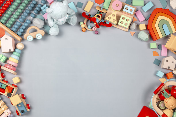 婴儿儿童玩具框架。彩色教育木塑料和毛绒玩具的儿童在灰色的背景。俯视图图片下载