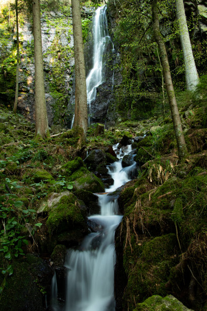 德国特里伯格惊人的瀑布。黑森林中心的奇妙自然。史诗般的长曝光照片，看起来水都结冰了。德国美丽的风景图片下载