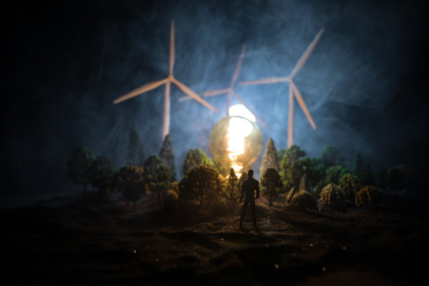 概念概念生态动力能源。日落山坡上的风力涡轮机。风力涡轮机生产替代能源。图片下载