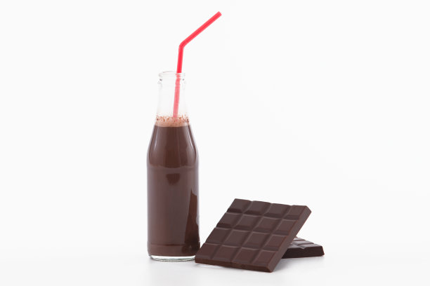 临时玻璃瓶巧克力奶昔和巧克力棒:选择性重点。巧克力的概念图片下载