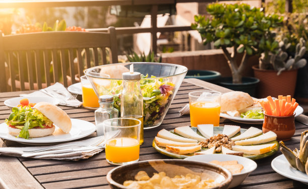 在夏季日落假期期间，素食餐厅的户外素食餐图片下载