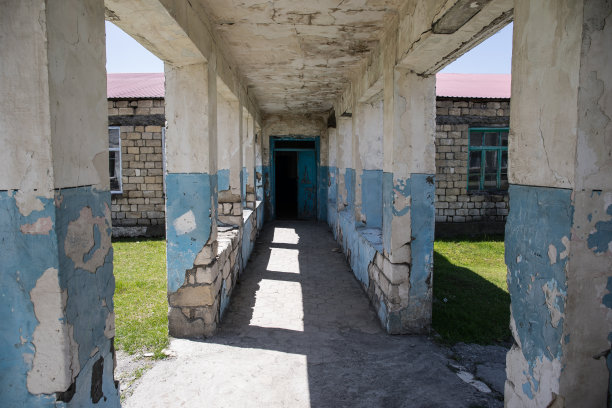 5 .那座旧校舍已经完全荒废了。现在没有学校，也没有人来这里。现在它在河的淹没区。图片下载