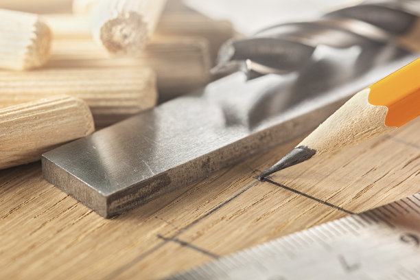 用铅笔、钢尺在木板上画画打孔图片下载