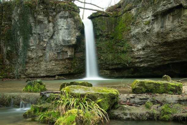 德国特里伯格惊人的瀑布。黑森林中心的奇妙自然。史诗般的长曝光照片，看起来水都结冰了。德国美丽的风景图片下载