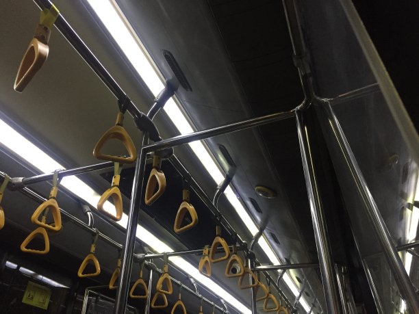 公共汽车上的挂把手结实、整洁。图片下载