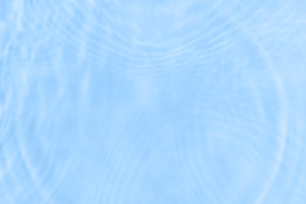 水面的光线照射在蓝色透明的游泳池水面上。时髦的抽象波浪背景。水波在阳光的旗帜图片下载