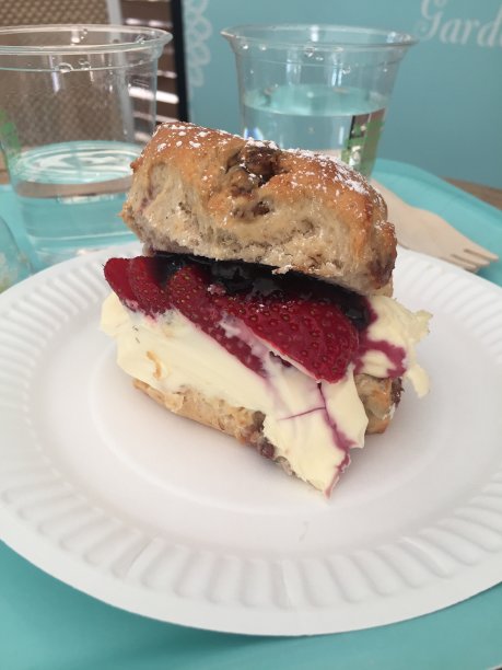 烤饼上的草莓和凝结奶油图片下载