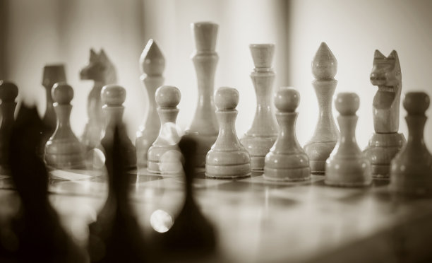 棋盘上的木制棋子。图片下载